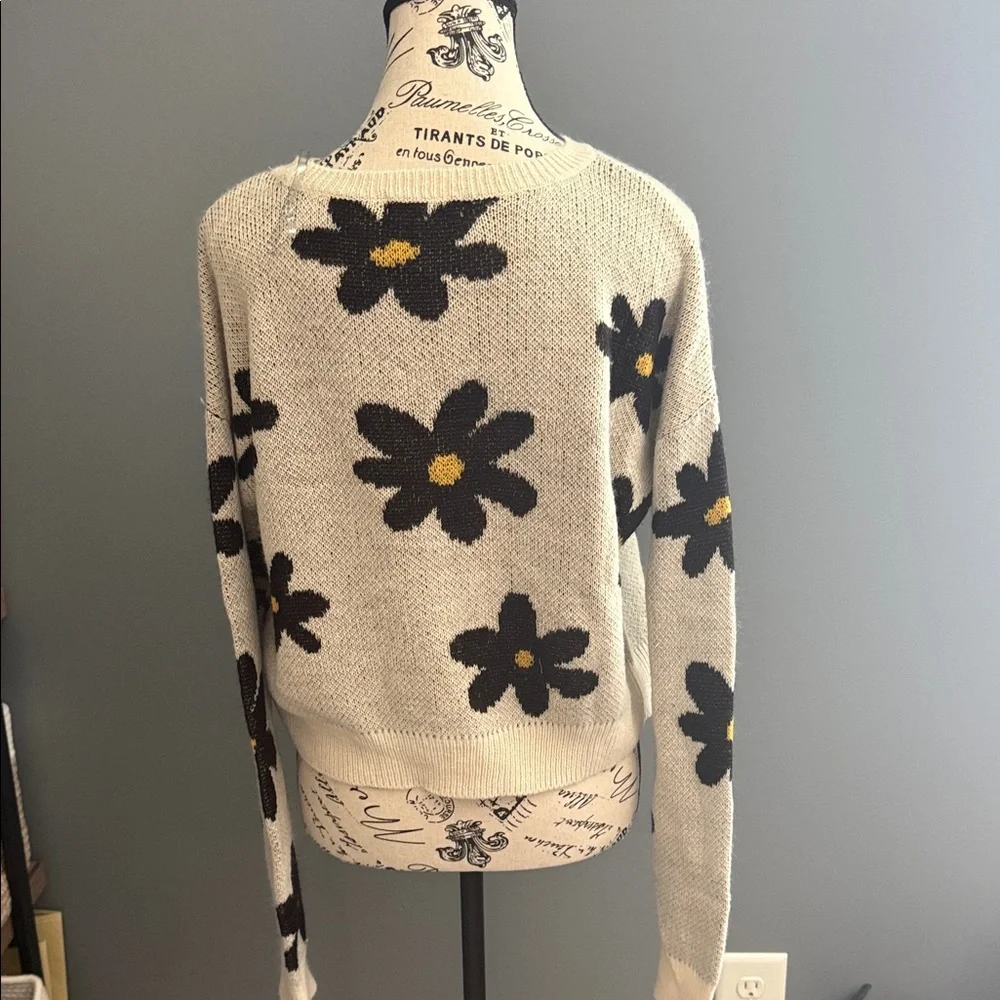 Active USA Cream and Black Floral Sweater - Picture 2 of 3